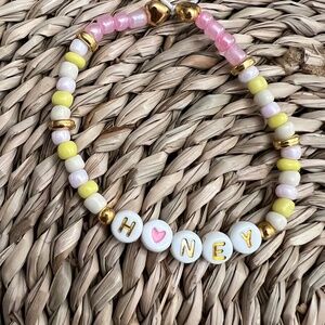 Taylor Swift, honey bracelet